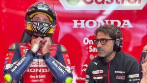 Joan Mir prepar&aacute;ndose para la carrera con su equipo Honda