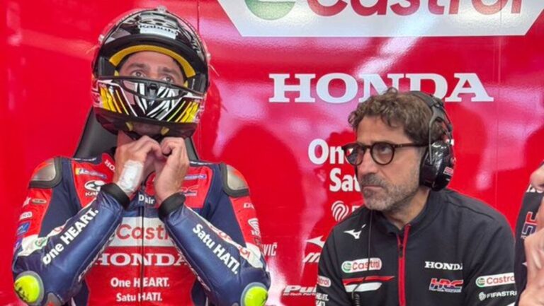Joan Mir preparándose para la carrera con su equipo Honda