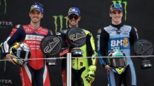 Joan Mir en el podio del GP de Catalunya 2026 con trofeos.