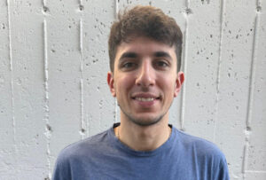 Juan M&eacute;ndez, nuevo entrenador del CV Manacor, sonriendo frente a una pared