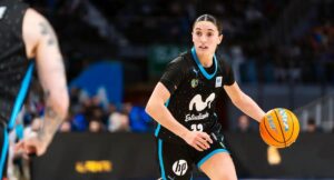 Juana Camili&oacute;n jugando baloncesto con el equipo Estudiantes
