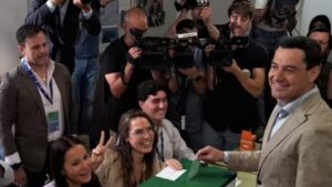 Juanma Moreno votando en las elecciones auton&oacute;micas de Andaluc&iacute;a rodeado de periodistas