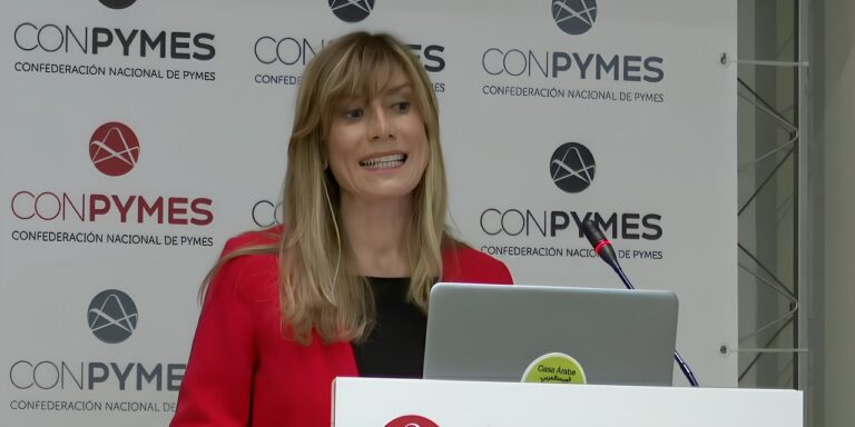 Bego&ntilde;a G&oacute;mez hablando en un evento de CONPYMES