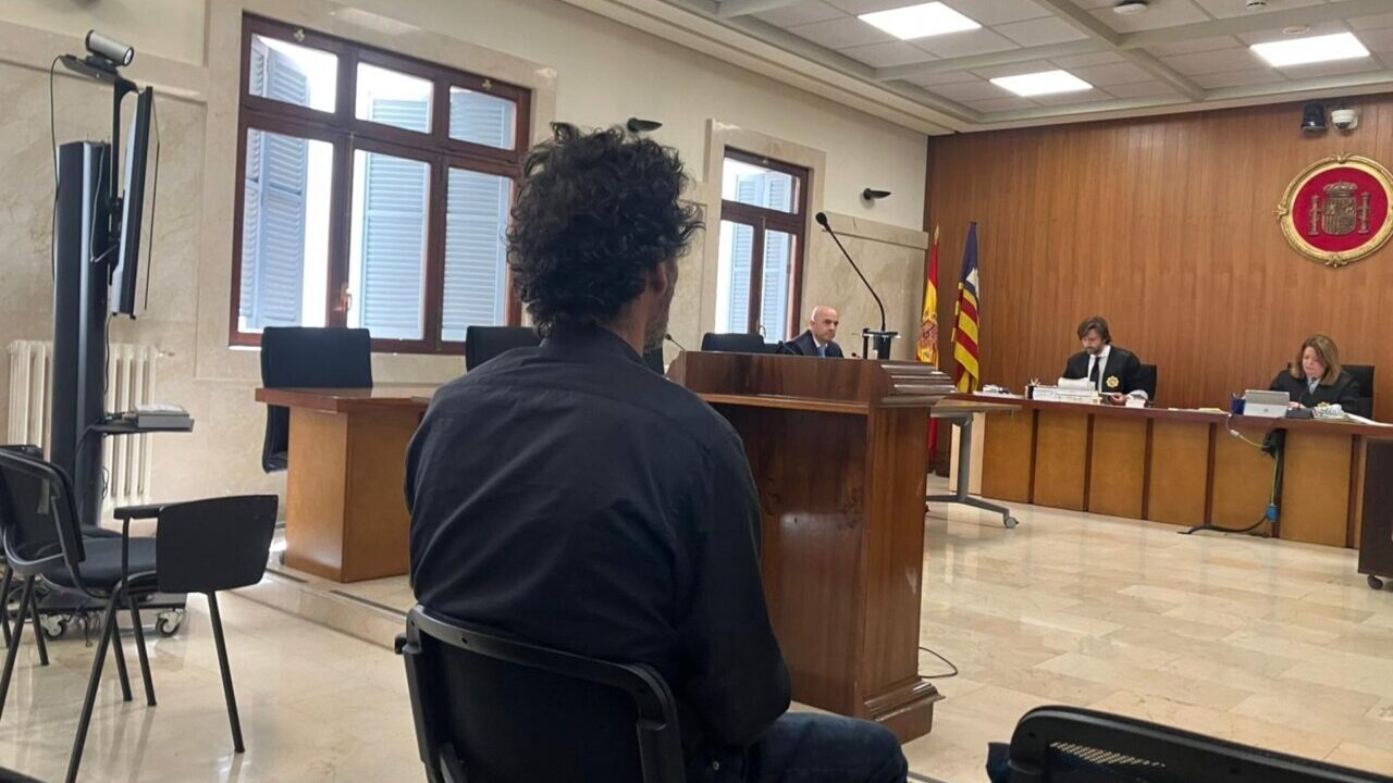 Vista del juicio por agresi&oacute;n sexual en Capdepera con el acusado y el tribunal