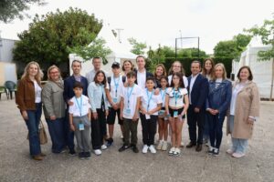 Grupo de j&oacute;venes participando en la feria sobre el futuro de Mallorca