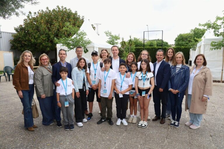 Grupo de jóvenes participando en la feria sobre el futuro de Mallorca