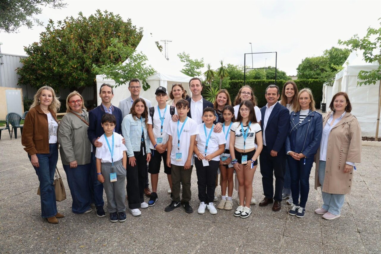 Grupo de j&oacute;venes participando en la feria sobre el futuro de Mallorca