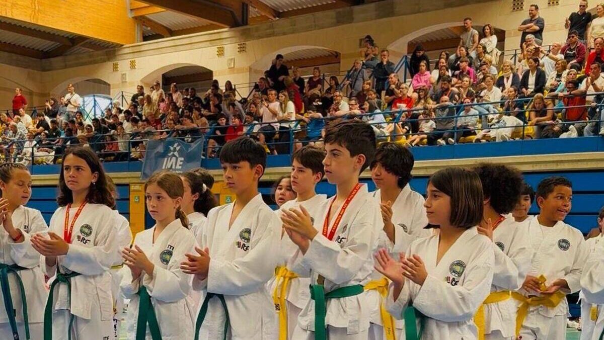 Ni&ntilde;os en la Palma Cup de taekwondo aplaudiendo en un evento deportivo
