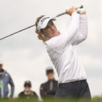 Leonie Harm golpeando la pelota de golf en un torneo
