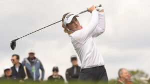 Leonie Harm golpeando la pelota de golf en un torneo