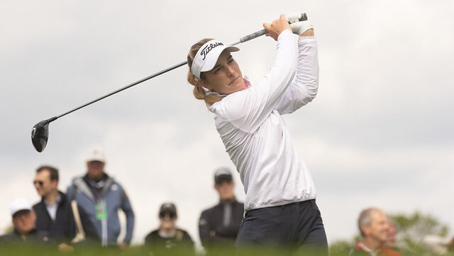 Leonie Harm golpeando la pelota de golf en un torneo