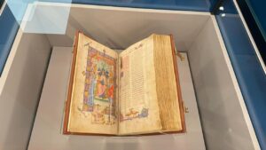 Imagen del Libro de los Reyes en una vitrina del museo