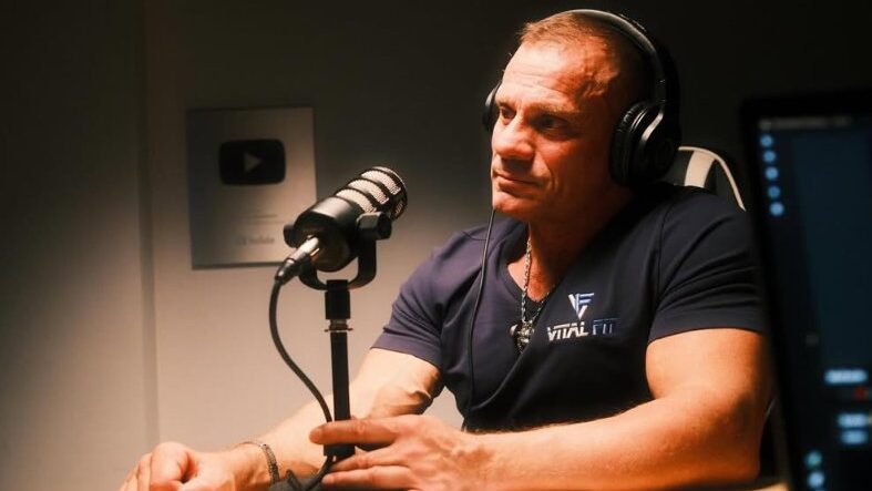 Luis Vidal, culturista, hablando en una entrevista con micr&oacute;fono