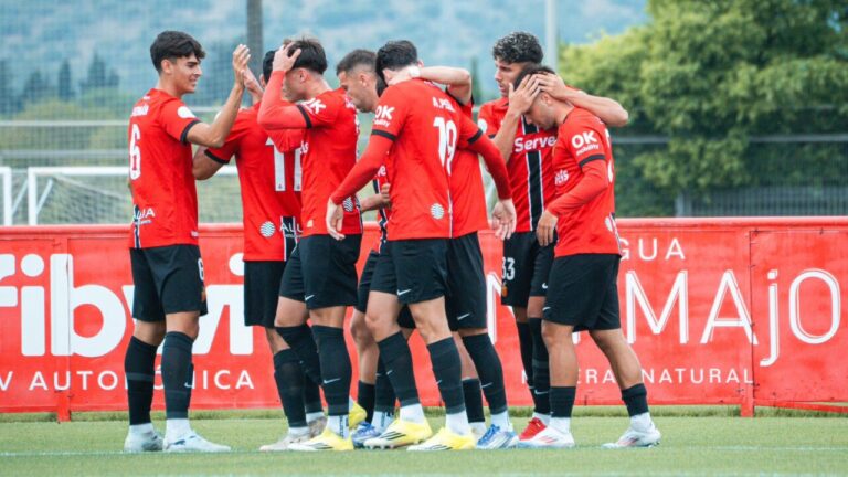Jugadores del Mallorca B celebrando un gol en el partido