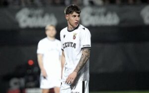Marc Domenech en el campo vistiendo la camiseta del Ceuta