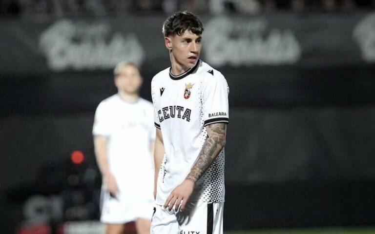 Marc Domenech en el campo vistiendo la camiseta del Ceuta