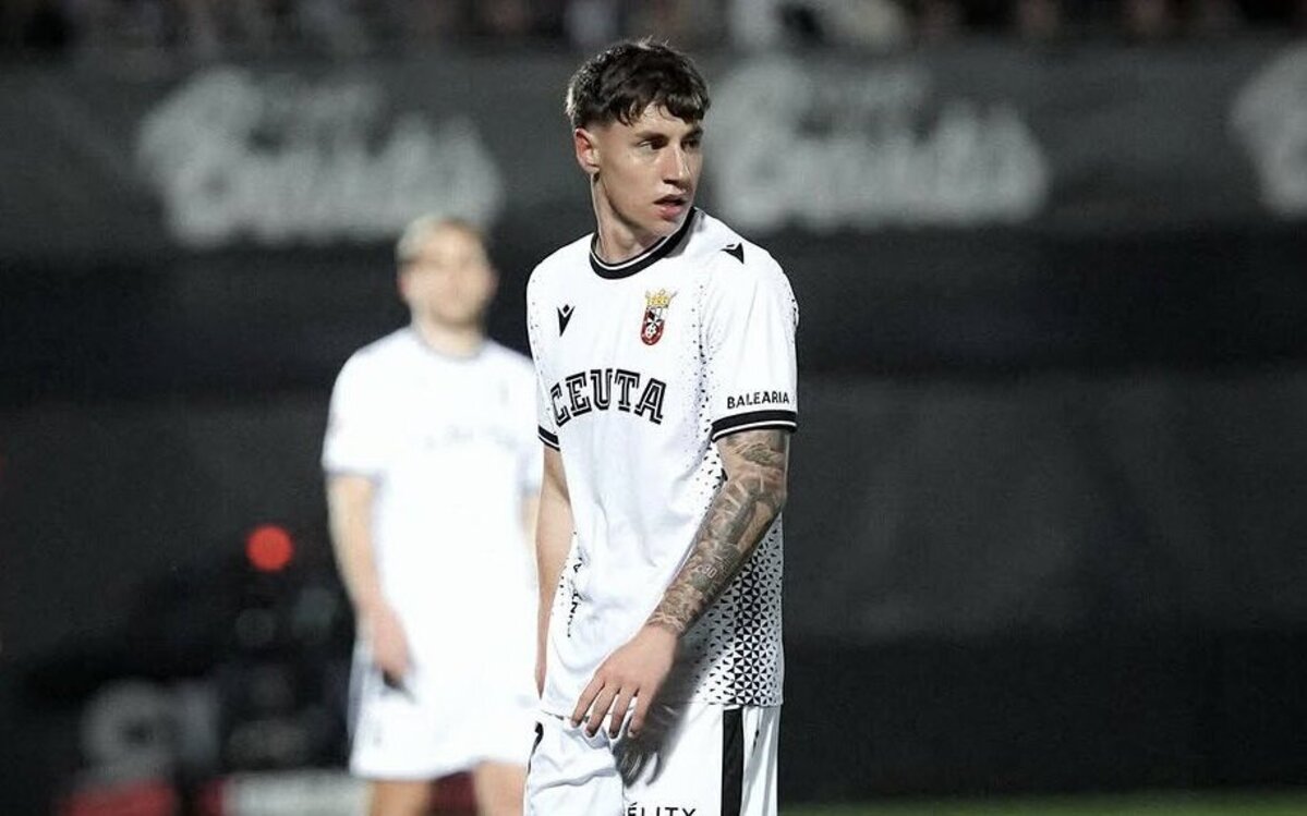 Marc Domenech en el campo vistiendo la camiseta del Ceuta