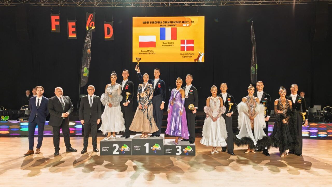 Ceremonia de premiaci&oacute;n del Mallorca Dance Festival con competidores y trofeos