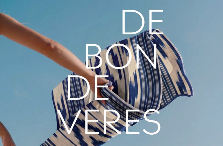 Persona sosteniendo un textil con el lema De bon de veres