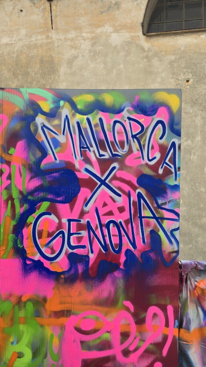 Grafiti colorido que dice Mallorca x Genova en una pared