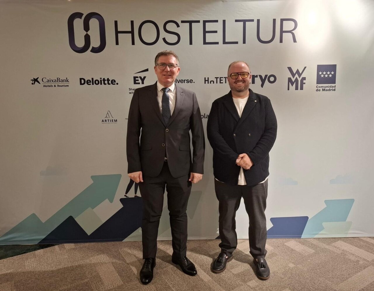 Dos hombres posando en un evento sobre turismo sostenible en Mallorca