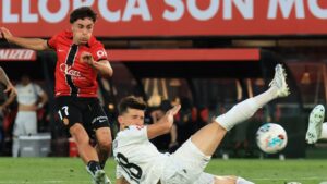 Jugadores del RCD Mallorca y Villarreal en un partido de f&uacute;tbol