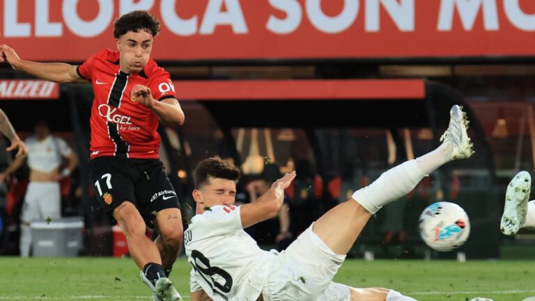 Jugadores del RCD Mallorca y Villarreal en un partido de f&uacute;tbol
