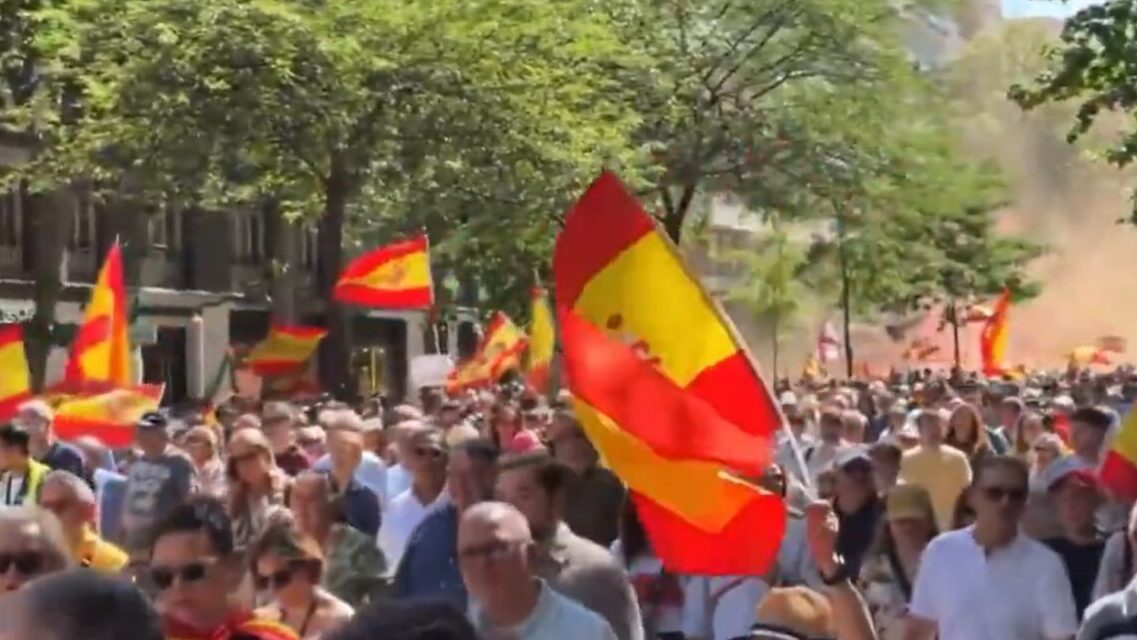 Miles de personas marchan en Madrid con banderas de Espa&ntilde;a
