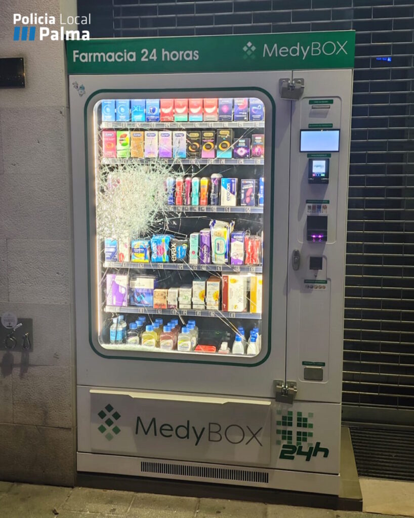 Máquina expendedora dañada con cristal roto en Palma