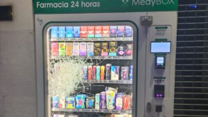 M&aacute;quina expendedora da&ntilde;ada con cristal roto en Palma