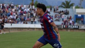 Marco Alarc&oacute;n celebra un gol durante un partido del Poblense en 2026