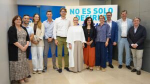 Marga Dur&aacute;n y equipo del PP balear en evento pol&iacute;tico
