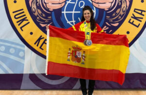 Mar&iacute;a del Mar Piza sosteniendo la bandera de Espa&ntilde;a en un campeonato