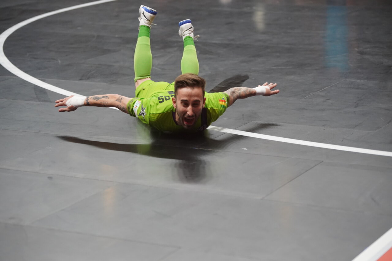 Mario Rivillos celebrando un penalti decisivo en el f&uacute;tbol sala