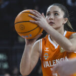 Marta Llompart lanzando un bal&oacute;n de baloncesto en un partido