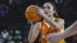 Marta Llompart lanzando un bal&oacute;n de baloncesto en un partido