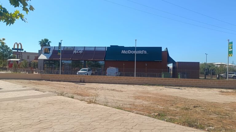 Un padre denuncia explotación laboral a su hija menor en el nuevo McDonald’s de Campos