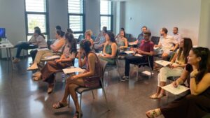 Grupo de m&eacute;dicos en una sala durante un examen en el hospital