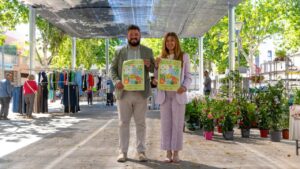 Dos personas sosteniendo carteles del Mercat de Primavera en Marratx&iacute;.
