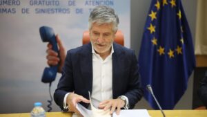 Fernando Grande-Marlaska revisando documentos en una reuni&oacute;n