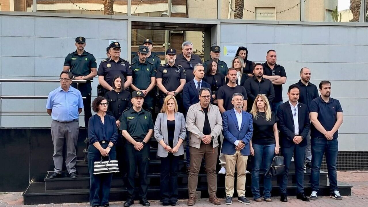 Minuto de silencio en Dolores, Alicante, por v&iacute;ctimas de violencia machista