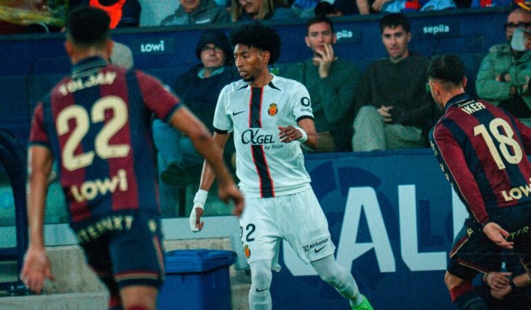 Jugador del RCD Mallorca en acción durante un partido