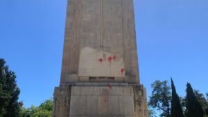 Monolito de sa Feixina con pintura roja en la parte central