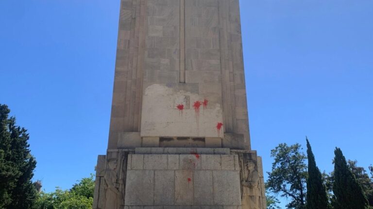 Monolito de sa Feixina con pintura roja en la parte central