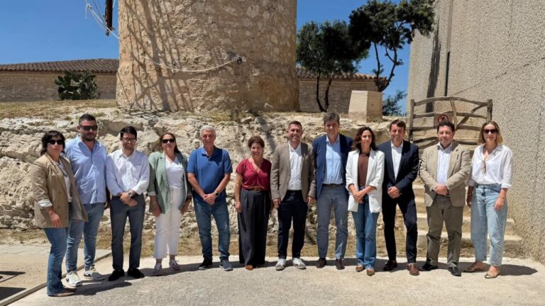 Grupo de personas en la inauguración del nuevo centro de interpretación del deporte en Montuïri