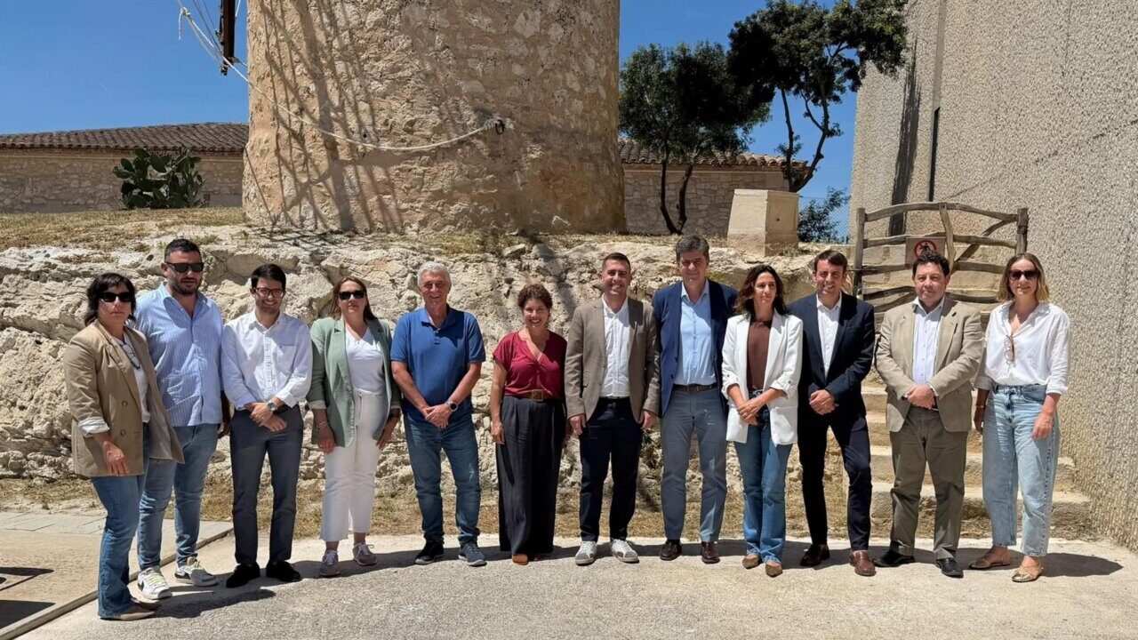 Grupo de personas en la inauguraci&oacute;n del nuevo centro de interpretaci&oacute;n del deporte en Montu&iuml;ri