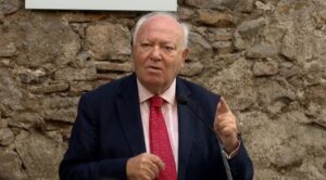 Moratinos hablando en un evento sobre fraternidad y paz