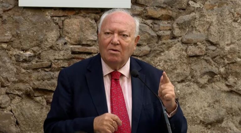 Moratinos hablando en un evento sobre fraternidad y paz