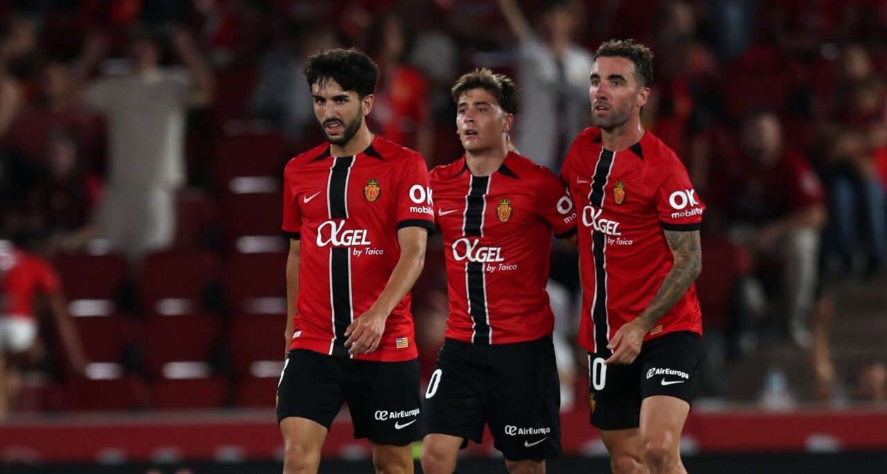 Jugadores del RCD Mallorca celebrando un gol en el estadio