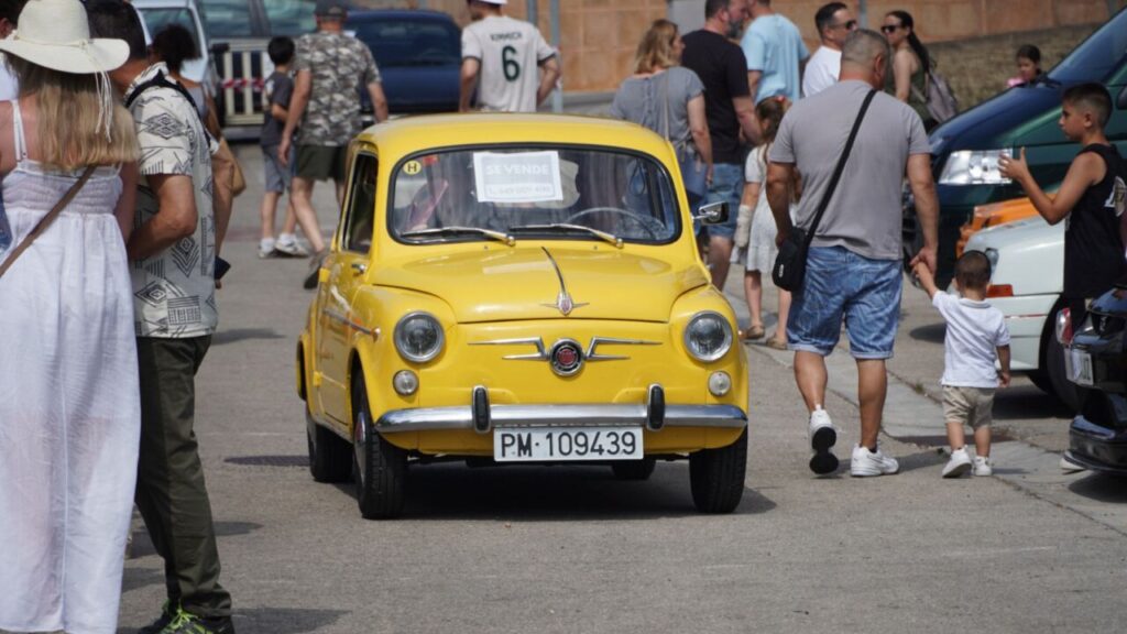 Coche cl&aacute;sico amarillo en evento Motor Retro en Marratx&iacute;